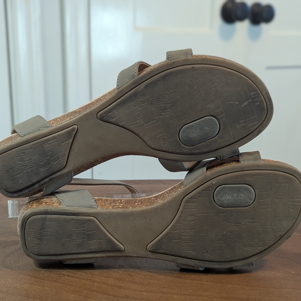 Adam Tucker Grayish Brown Sandals Women's 9 MALLY excellent Used Cond Me Too - Picture 4 of 8